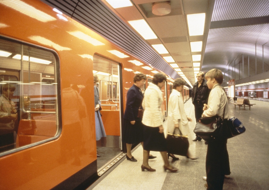 Matkustajia poistumassa metrojunassa Hakaniemen metroasemalla.