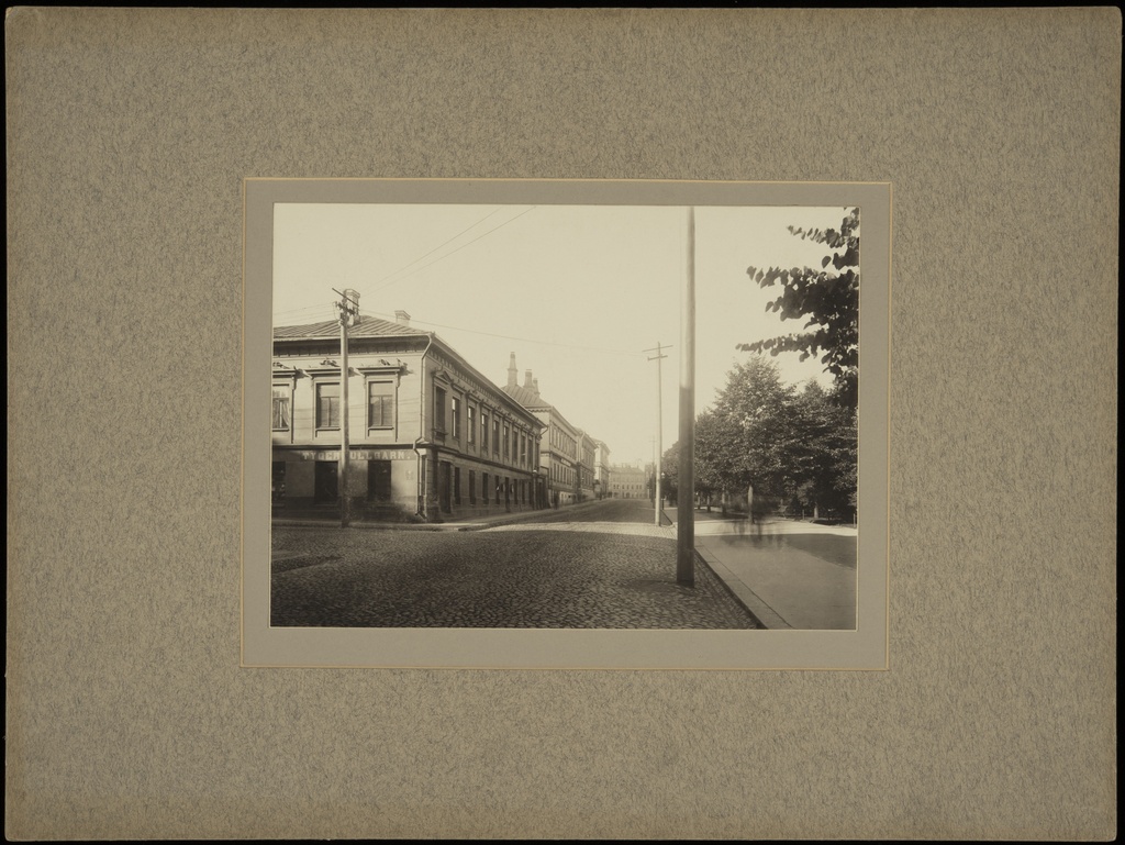 Etelä-Esplanaadikatu (=Eteläesplanadi) 14, 16, 18 ja 20 Heikinkadulle (=Mannerheimintie) päin nähtynä.