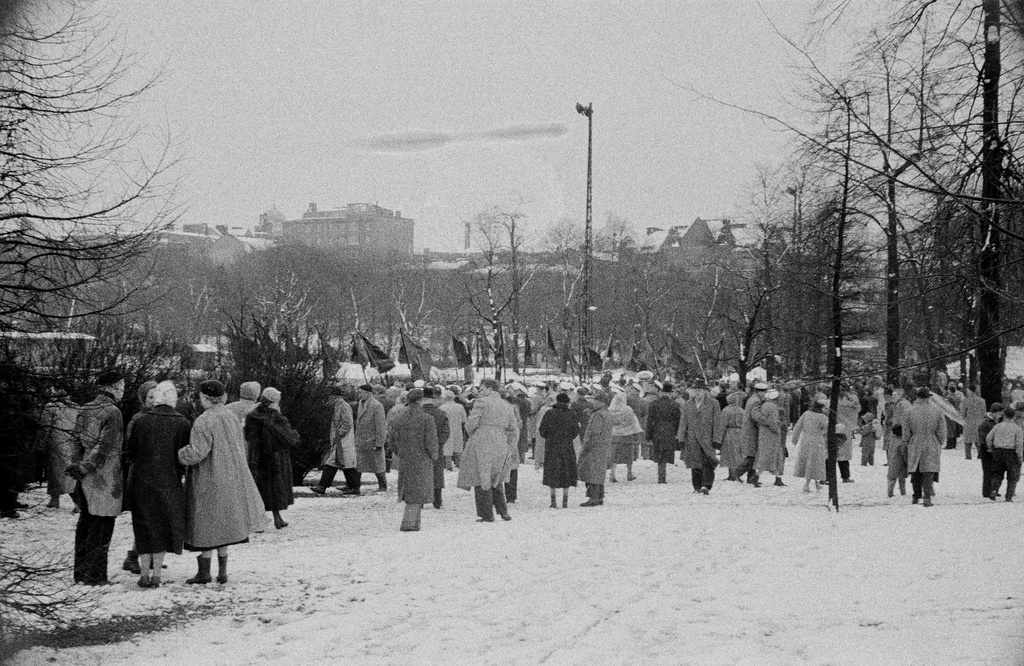 Työväen vappujuhla lumi- ja räntäsateessa Kaisaniemen kentällä 1957.