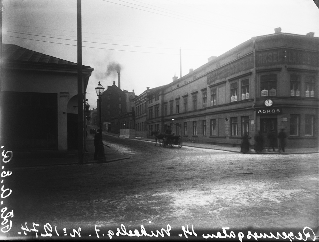 Hallituskatu 14 (nyk. Yliopistonkatu 10) Mikonkadulta nähtynä. Rakennuksessa mm. Agros Oy:n konttori ja Aksel Ålanderin asianajotoimisto.