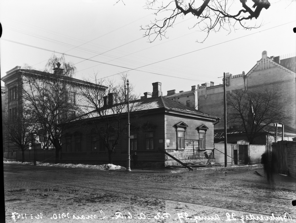 Bulevardi 22 - Fredrikinkatu 37, entinen kirkon kappalaisen virkatalo. Rakennusta puretaan, paikalle valmistui 1911 myöhäisjugendia edustava liike- ja asuintalo, jossa toimi Boijen sairaala.