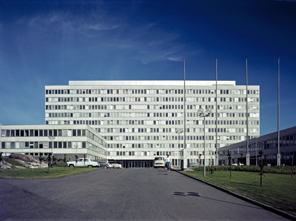 Kallion virastotalo, Eläintahantie 3 - Ensi linja 2, nähtynä Ensi linjalta pääsissänkäynnin puolelta. Arkkitehti Heikki Sirén, valmistunut 1965.