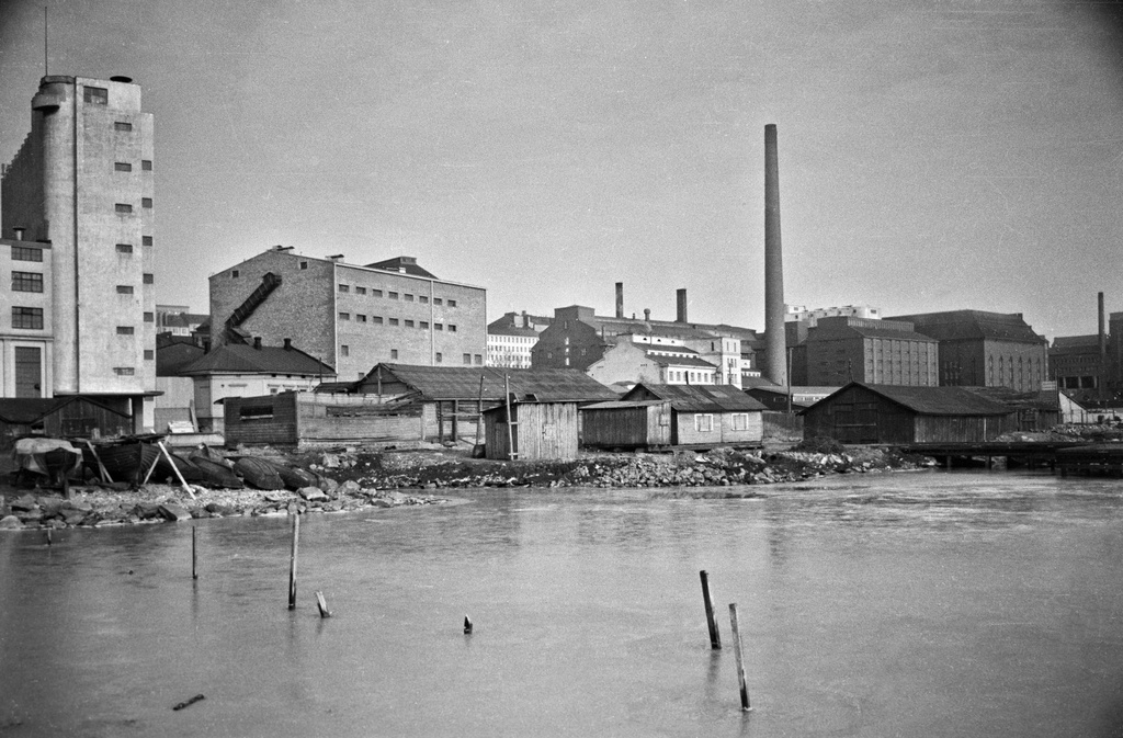 Näkymä Sörnäisten rantatielle, vasemmalta oikealla Sörnäisten rantatie 17, 19, Lintulahdenkuja 2, 4, 6, 8. Etualalla matalia puurakennuksia.