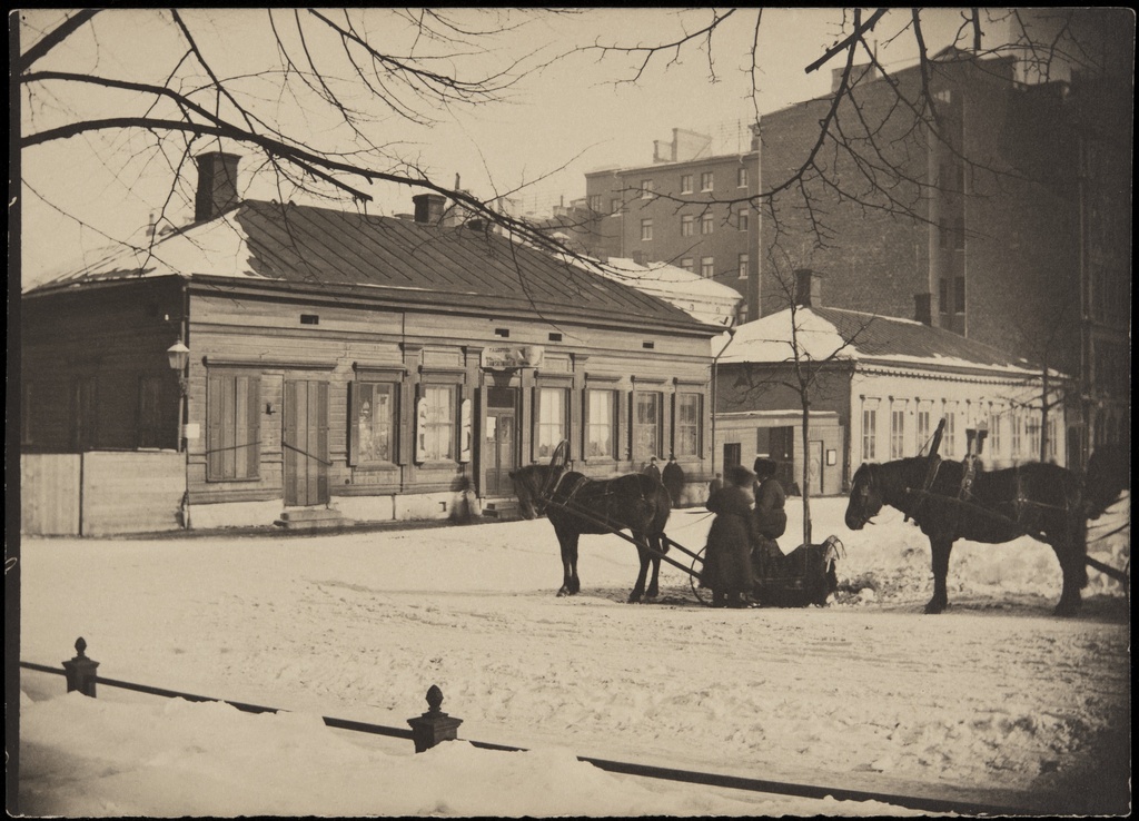 Pohjois-Esplanaadikatu (=Pohjoisesplanadi) 33 (Mikonkatu 1) ja 31 (arkkitehti Theodor Höijer, valm. 1889) talvella