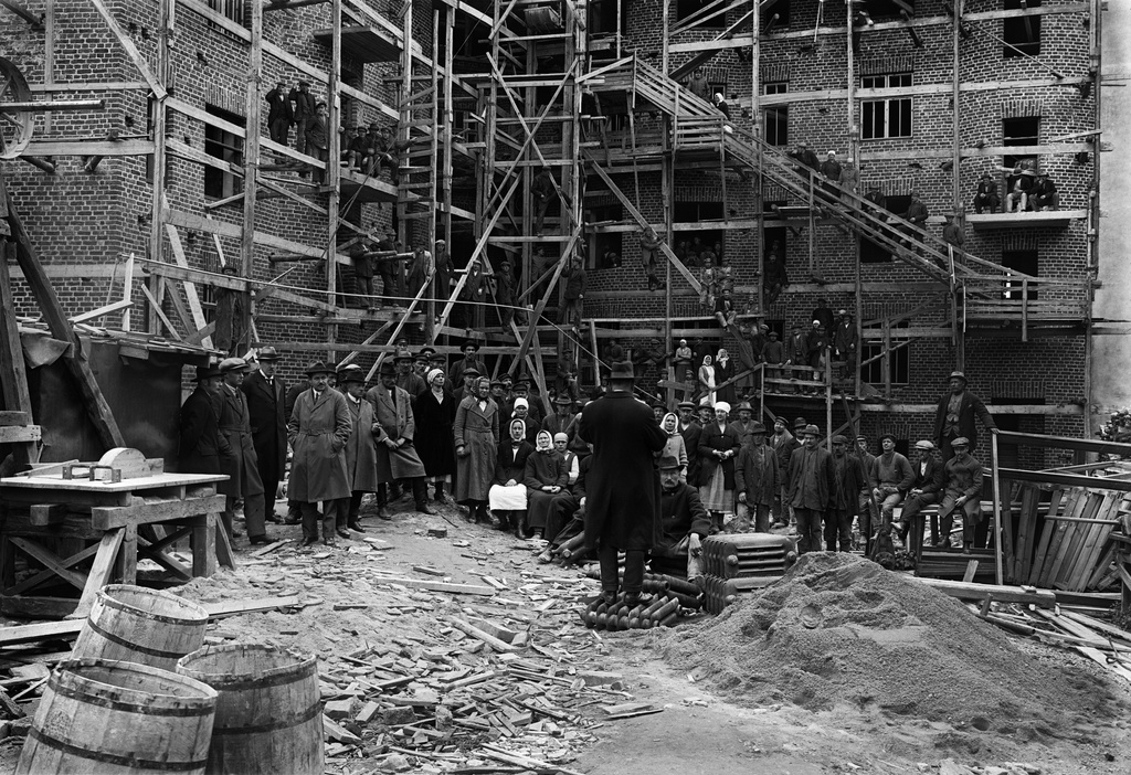 Rakennustyömaa osoitteessa Mannerheimintie 44 (ent. Läntinen Viertotie 20) - Dunckerinkatu 2. Työväki kuuntelemassa puhetta työmaalla sisäpihalla.