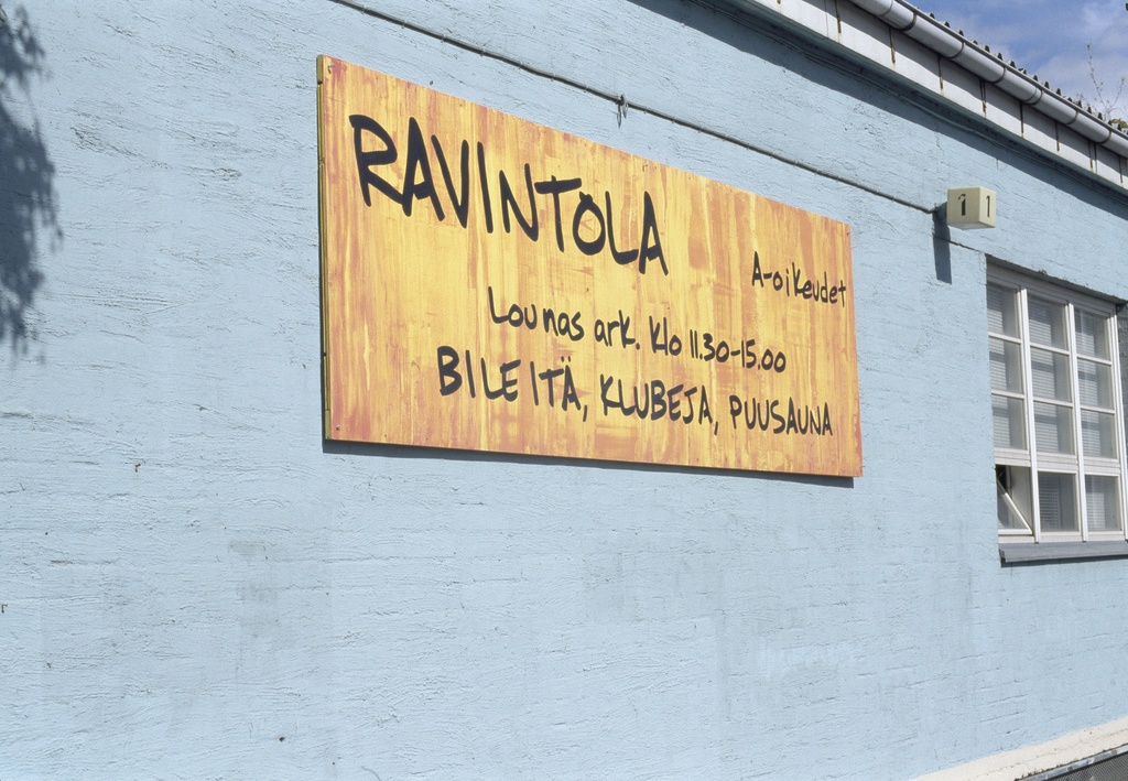 Lepakon ulkoseinällä oleva ravintolan kyltti.