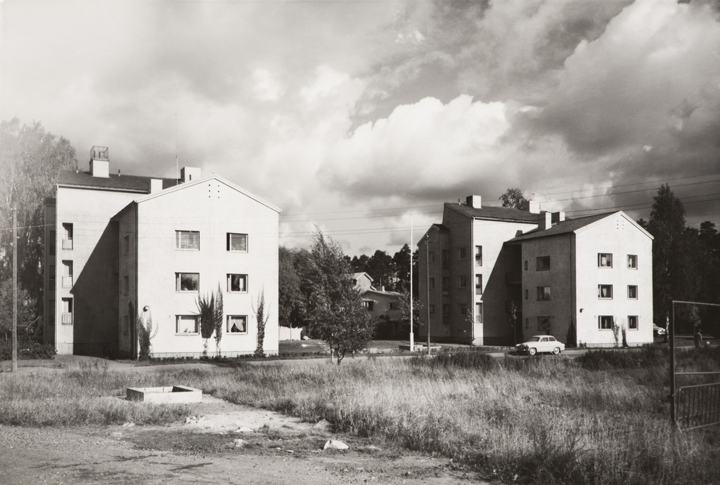 Ruskeasuon läpikulkutalot, Tenholantie 3-5, valmistunut 1953.