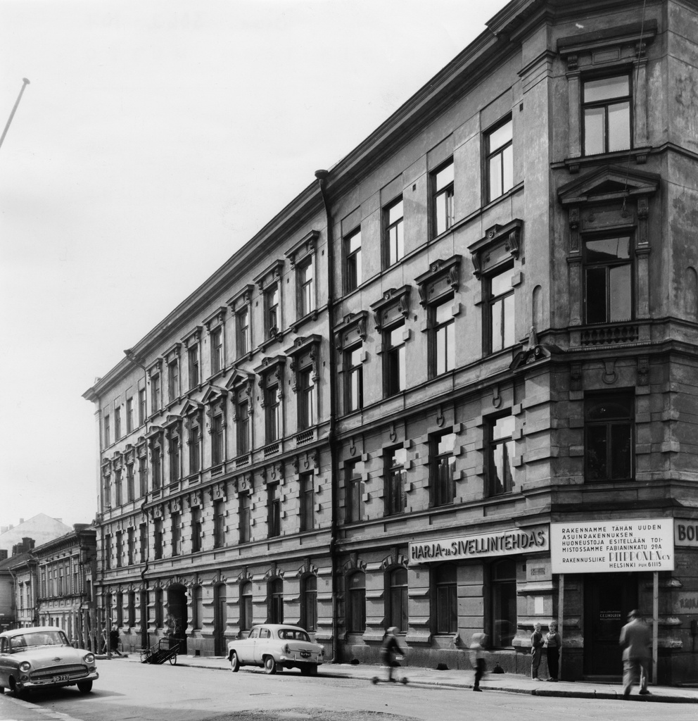 Punavuorenkatu 9. Arkkitehti Usko Nyström, valmistunut v. 1890. Rakennuksessa toimi Harja- ja Sivellintehdas C. E. Lindgren.
