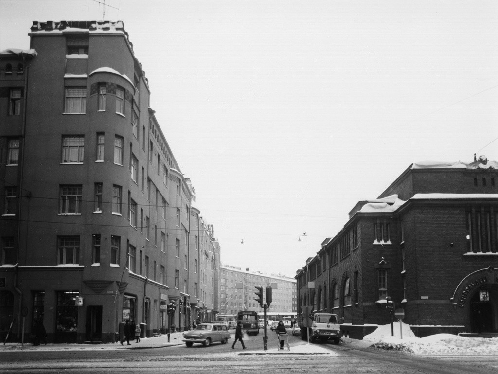 Hakaniemen torikatu 2, 4. Oikealla Hakaniemen halli, Hämeentieltä nähtynä.