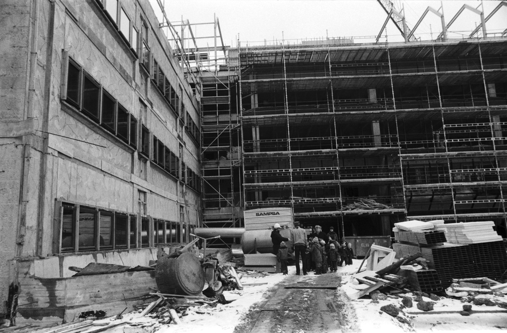 Ensi linja 3. Wallininkatu 2. Vironniemen päiväkodin lapset ja aikuiset tutustumassa Suomen Kaupunkiliiton toimitalon (Kuntatalon) rakennustyömaahan