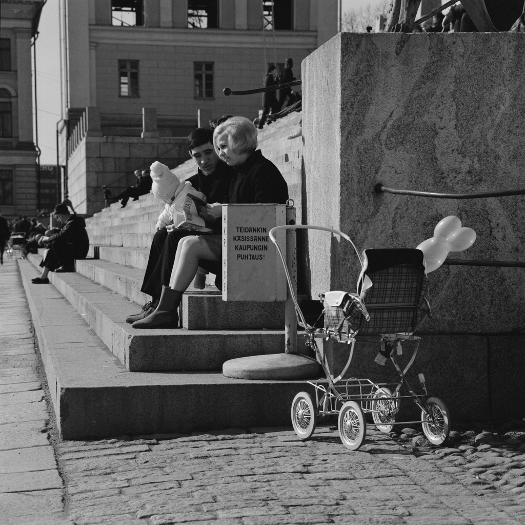Nuoripari pienen vauvansa kanssa Tuomiokirkon portailla.