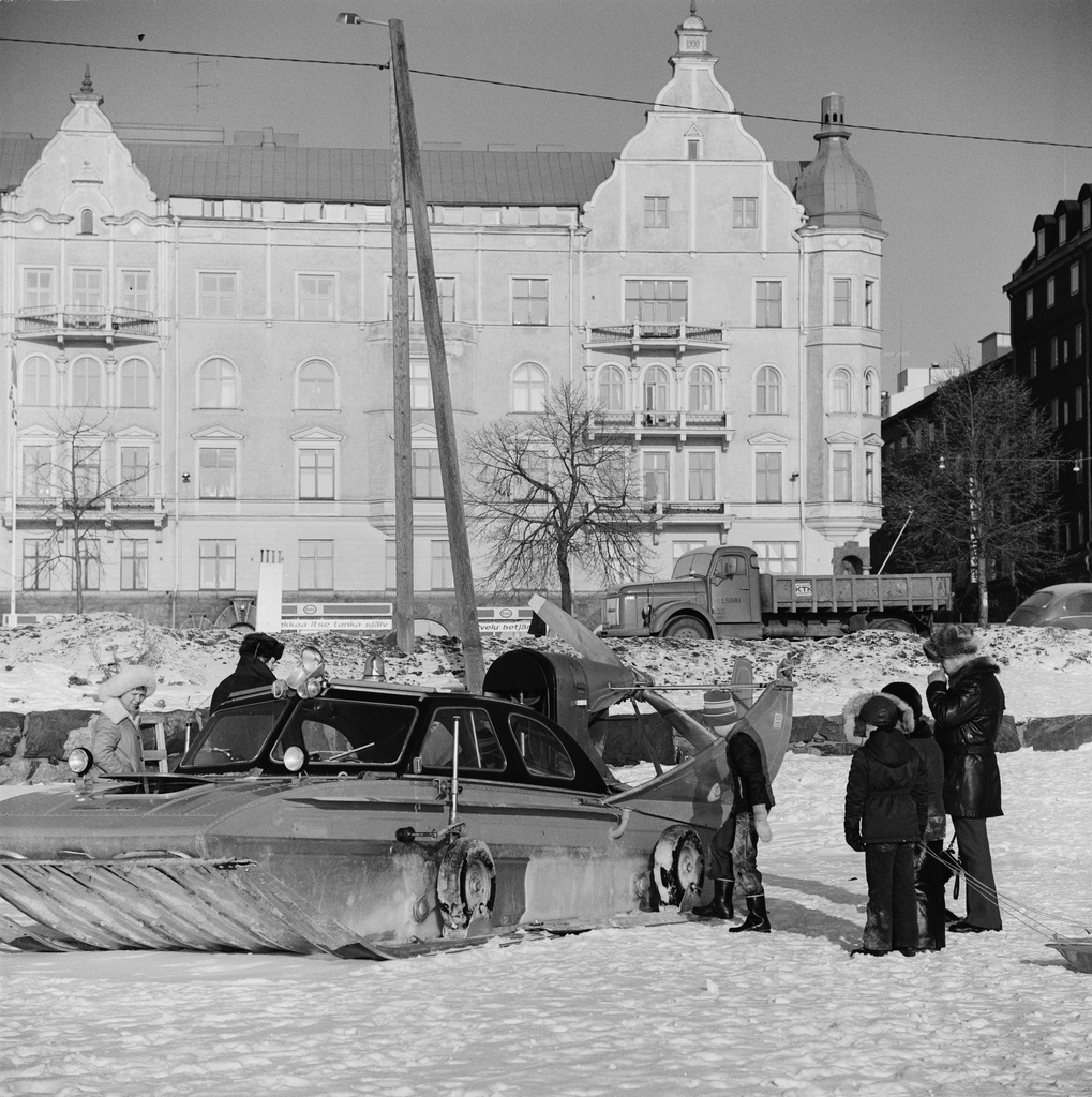 Jääkiitäjä Merisataman rannassa