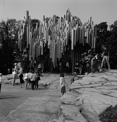 Matkailijoita katsomassa Sibelius-monumenttia Sibeliuksen puistossa. Kuvanveistäjä Eila Hiltunen.  similar photo