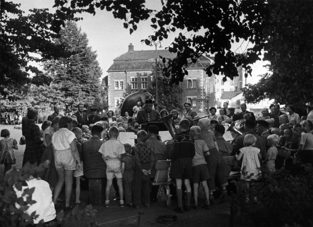 Elanto-lehti 11/20/54 Puhallinorkesteri ja yleisöä Karhupuistossa 26.4.1954