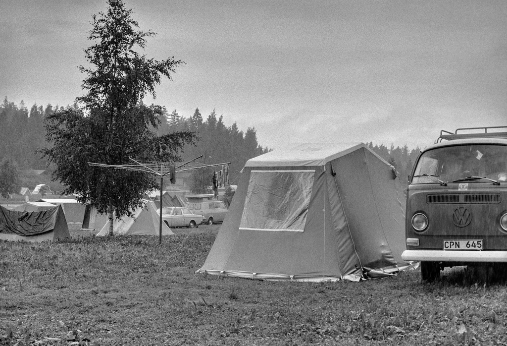 Rastila Camping leirintäalue. Leirintäalueelle pystytettyjä telttoja. Yhden teltan viereen on pysäköity ns. hippivolkkari eli Volkswagen Transporter Typ 2 pakettiauto.