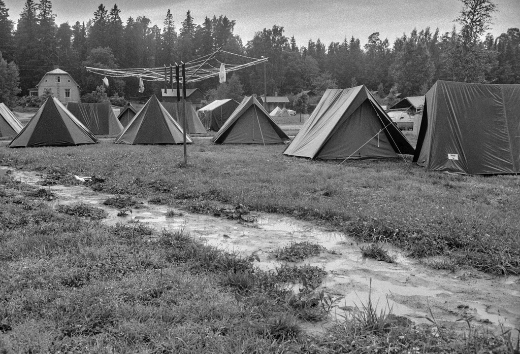 Rastila Camping leirintäalue. Leirintäalueelle pystytettyjä telttoja ja pyykinkuivausteline, johon on ripustettu kuivumaan pyykkejä.