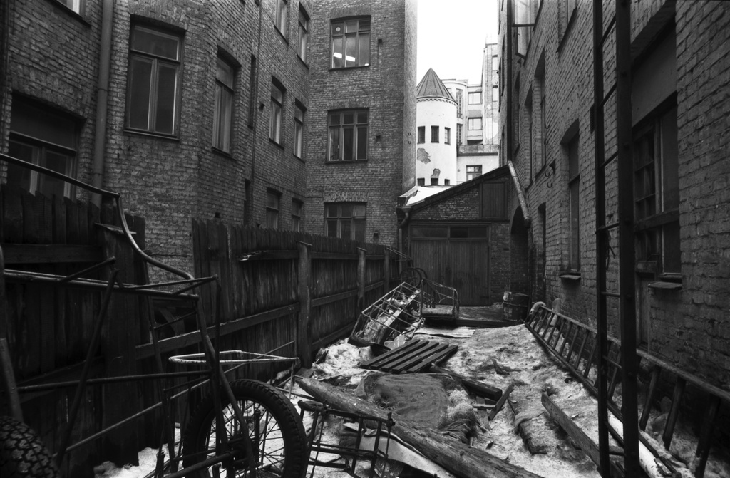 Fabianinkatu 8. Pari maalarinkelkkaa, torikärryt ja muuta tavaraa kerrostalojen välissä olevalla kapealla pihalla Fabianinkadulla