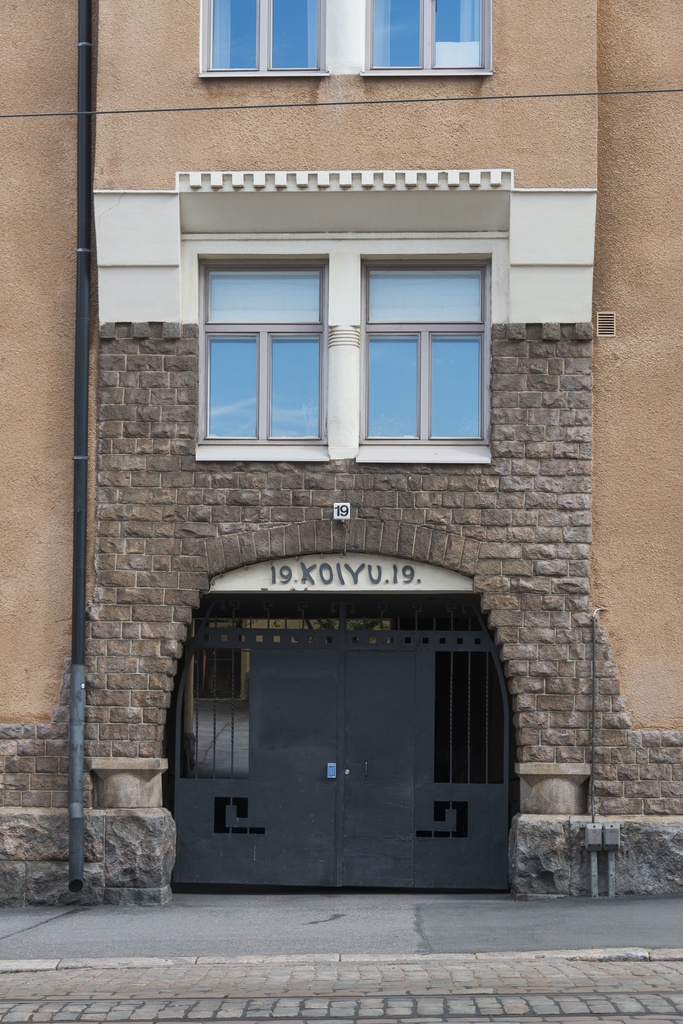 Tehtaankatu 19. Rakennusmestari Paul Björkin suunnittelema rakennus "Koivu"