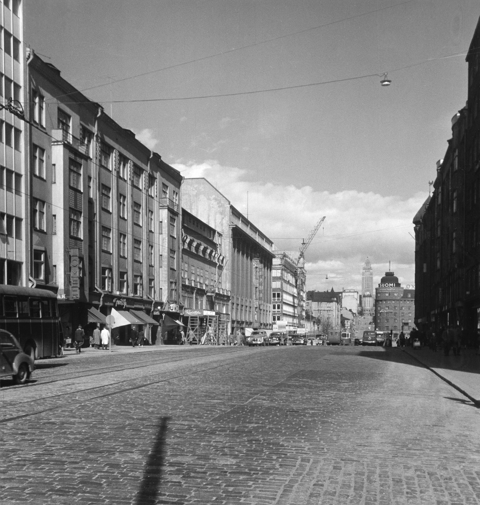 Siltasaarenkatu 4, 6, 8-10, 12. Taustalla Kallion kirkko.
