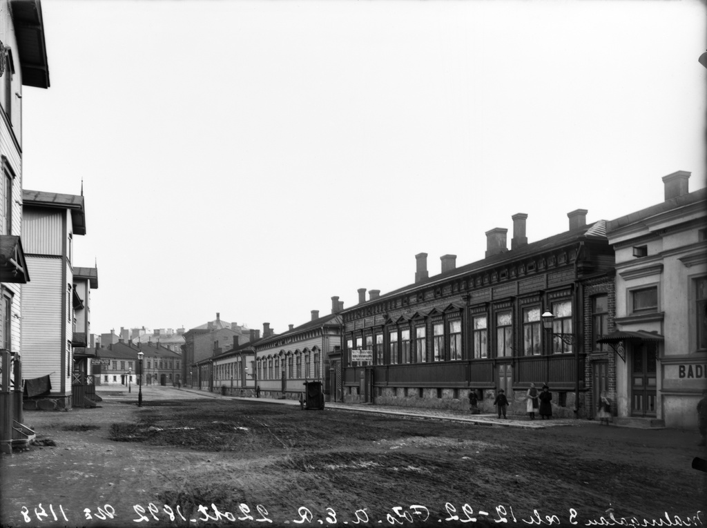 Malminkatu 20, 18 (- Malminrinne 2), 16 (- Malminrinne 3), taustalla Kampintori ja Fredrikinkatu.