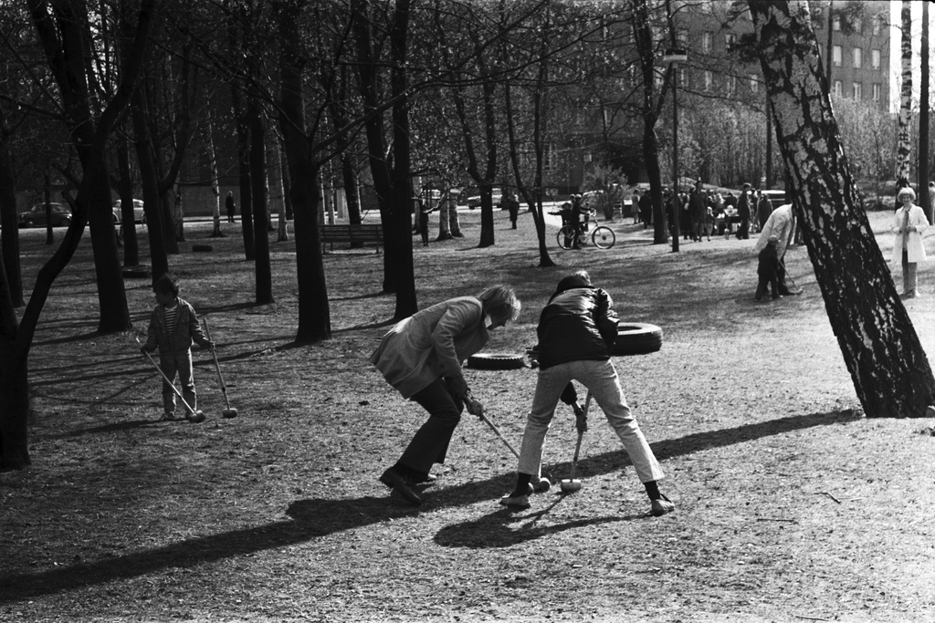 Sibeliuksen puisto. Helsingin juhlaviikot. Lapsia ja nuoria pelaamassa krokettia puistotapahtumassa Sibeliuksen puistossa.