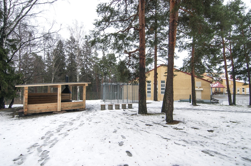 Toivolan koulu, pihan grillikatos.