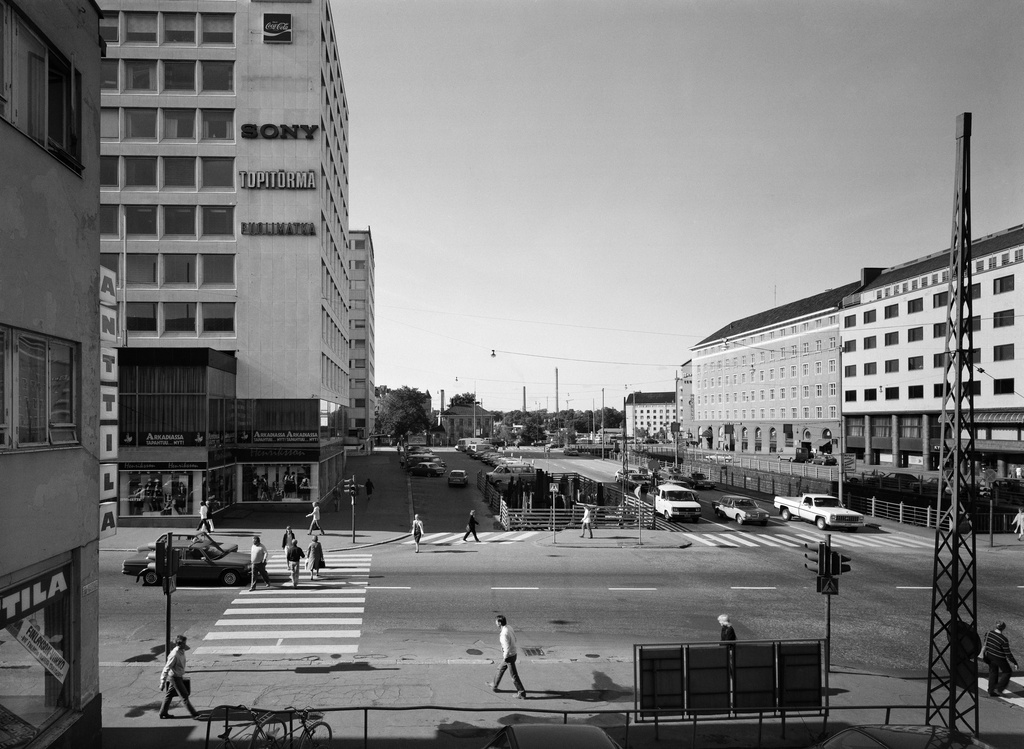 Eteläisen ja Pohjoisen Rautatiekadun länsipää, välissä satamaradan kuilu, etualalla  Tennispalatsia kulma ja Fredrikinkadun toisella puolella Autotalo.