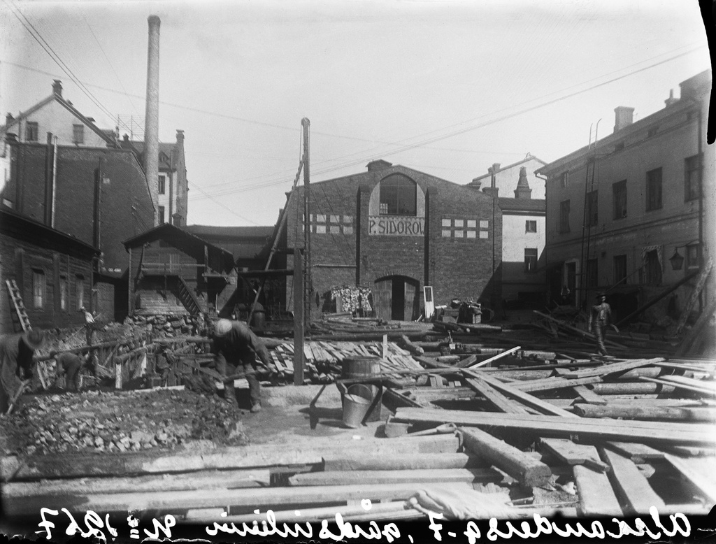 Aleksanterinkatu 7b, rakennustyömaa, oikealla Aleksanterinkatu 7a (- Fabianinkatu 18).