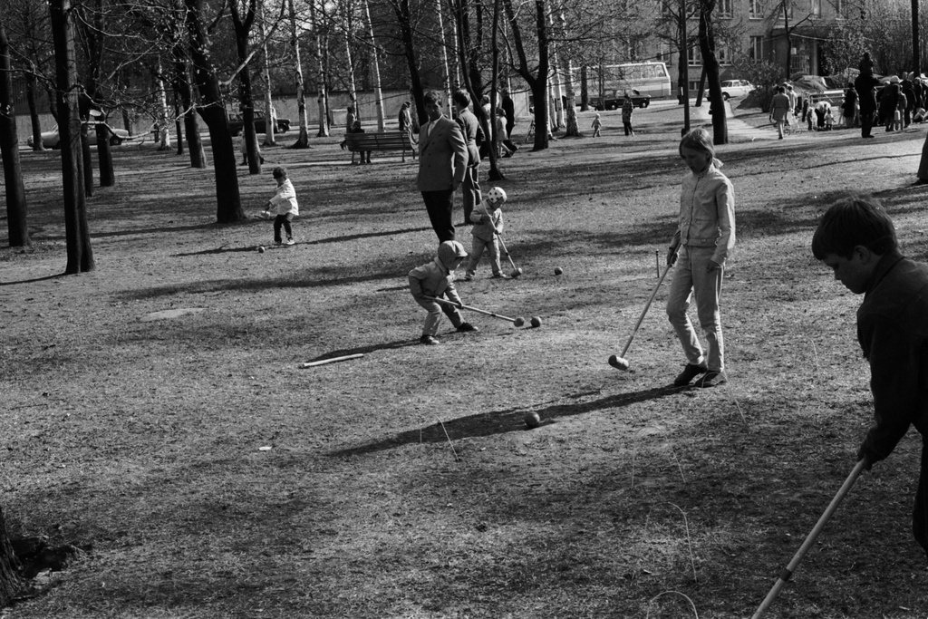 Sibeliuksen puisto. Helsingin juhlaviikot. Lapsia pelaamassa krokettia Sibeliuksen puistossa järjestetyssä puistotapahtumassa.