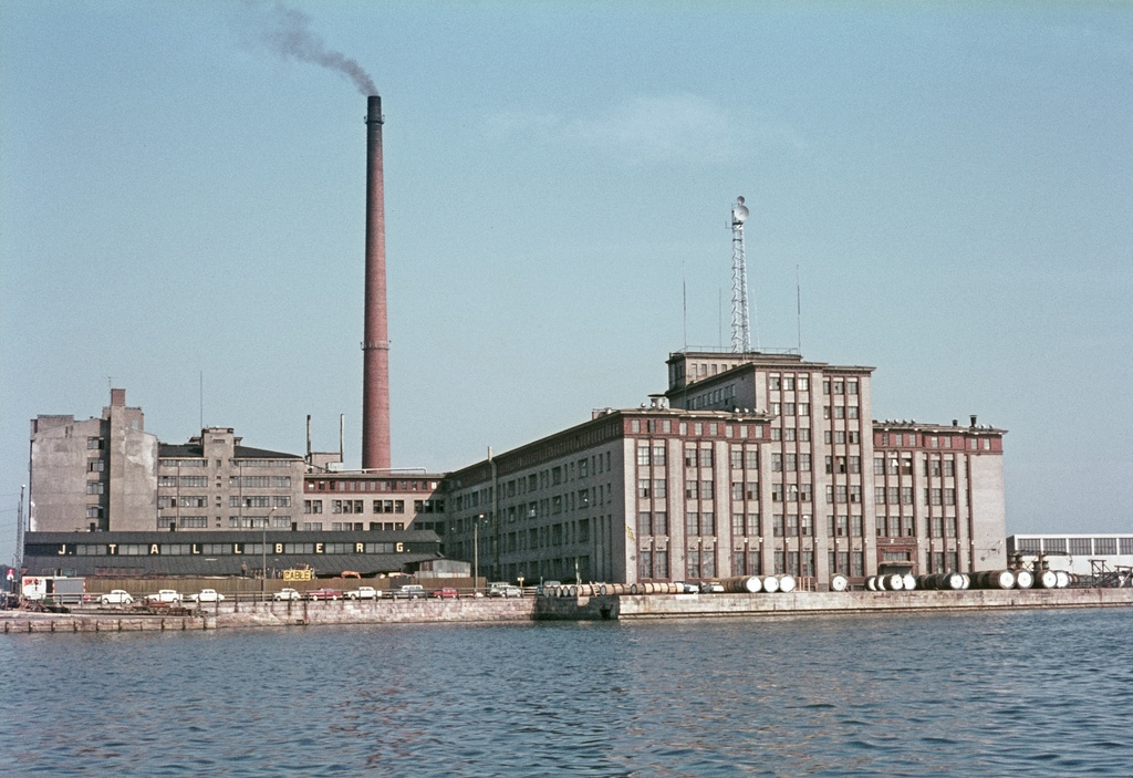 Suomen Kaapelitehdas ja Julius Tallberg Oy:n varasto.