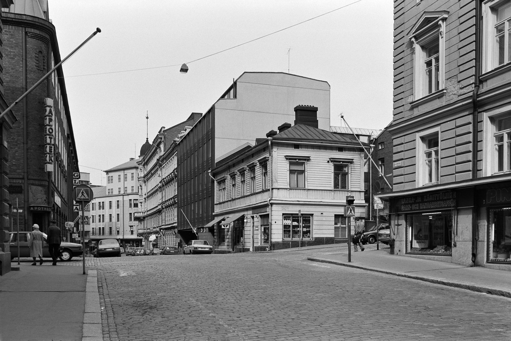 Pieni Roobertinkatu 7-13. Pienen Roobertinkadun ja Korkeavuorenkadun kulmauksessa kuvan keskellä matala puutalo.