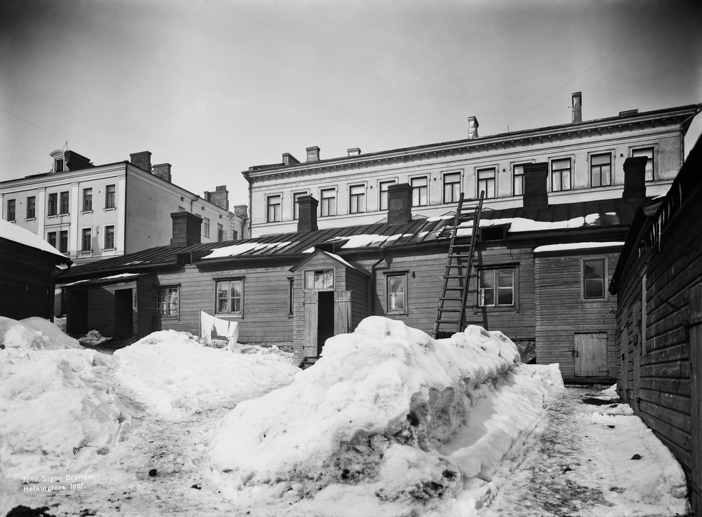Kulmakatu 2. - Konstantiininkatu (Meritullinkatu) 26. Pihakuva.