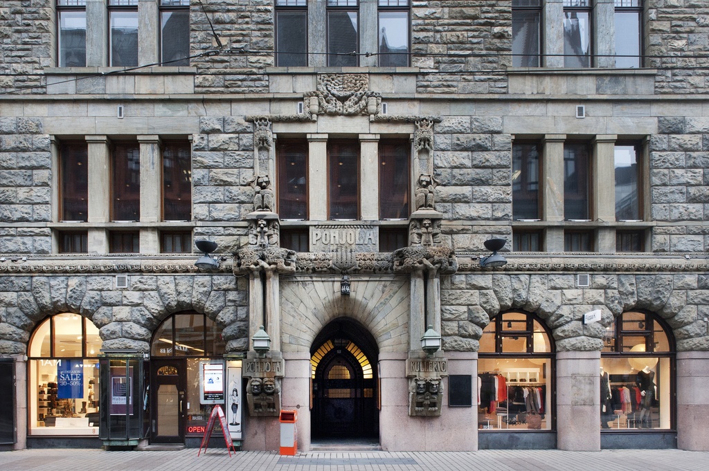 Aleksanterinkatu 44, Pohjolan talon (Palovakuutus-Osakeyhtiö Pohjolan liiketalo, Arkkitehtitoimisto Gesellius - Lindgren - Saarinen 1901) graniittijulkisivua