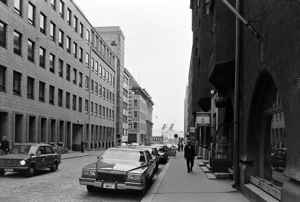 Pohjoinen Makasiinikatu 3-5, 6. Oikealla ravintola Kellarikrouvi, vasemmalla Postipankin talo
