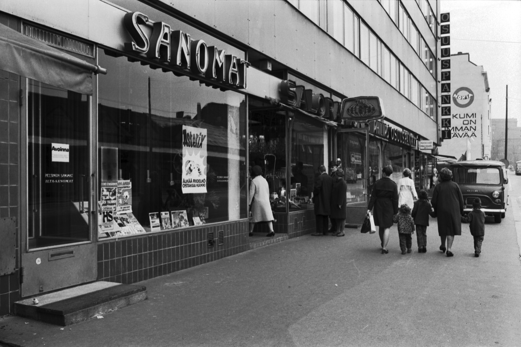 Hämeentie 14. Jalankulkijoita Hämeentiellä Neljännen linjan kulmassa