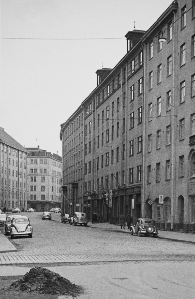 Museokatu Mechelininkadun suunnalta katsottuna.