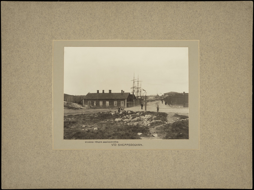 Punavuori, vanhan kylpylaitoksen puurakennus (perustettu 1821) Punavuorenkadun päässä Hietalahden rannalla, nähtynä nykyisen Telakanpuistikon (ent. Tokantori) kohdalta