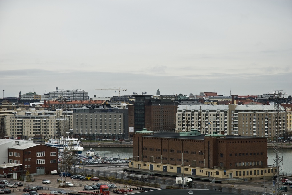 Länsisatama, Jätkäsaari. Näkymä Jätkäsaaren Bunkkerin katolta koilliseen kohti Ruoholahdenranta 1, 3, 5, ja 7 :ää. Etualla oikealla varastorakennus L2, Hietasaarenkuja 4. Vasemmalla entinen Huutokonttori, Hietasaarenkuja 1.