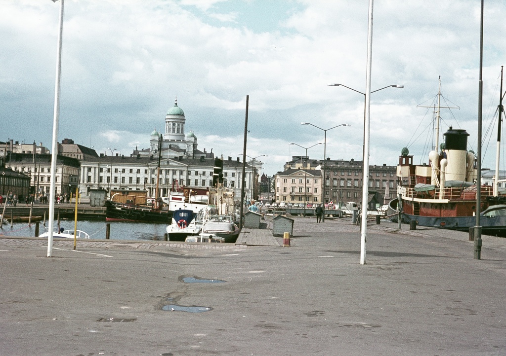 Näkymä Kolera-altaan yli Pohjoisesplanadille. Taustalla on kaupungintalo, Pohjoisesplanadi 13 -11, 9 ja Helsingin tuomiokirkko.
