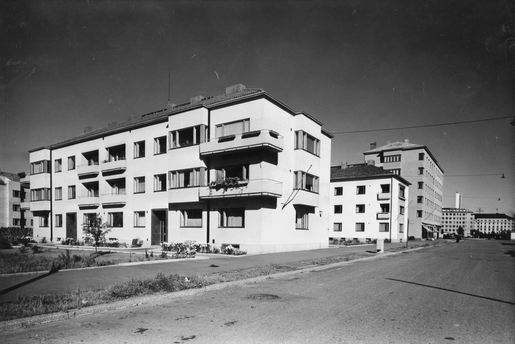 Linnankoskenkatu 17, 15, 13. Takimmainen 3-kerroksinen talo arkk. K.N. Borg, edessä arkk. Aulis Hämäläinen.