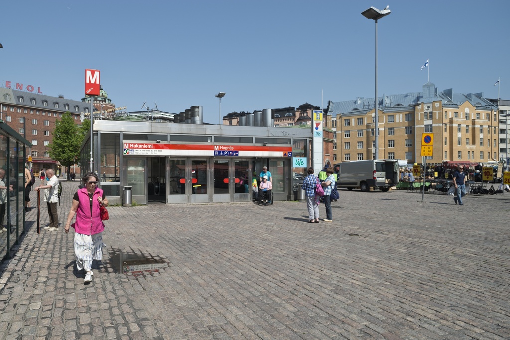 Hakaniemen metrosisäänkäynti Hakaniementorilla