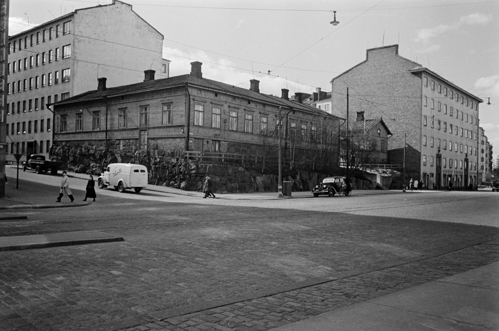 Mannerheimintie 102, 104. - Päivärinnankatu 1, 3.