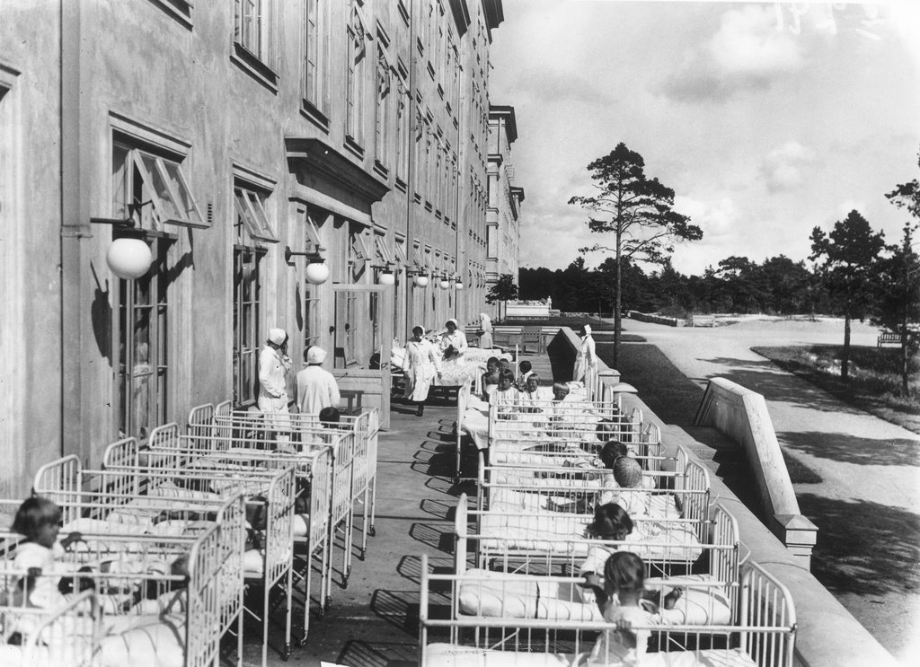 Tuberkuloosisairaala (Laakson sairaala), Lääkärinkatu 8. Lasten ulkomakuusali.