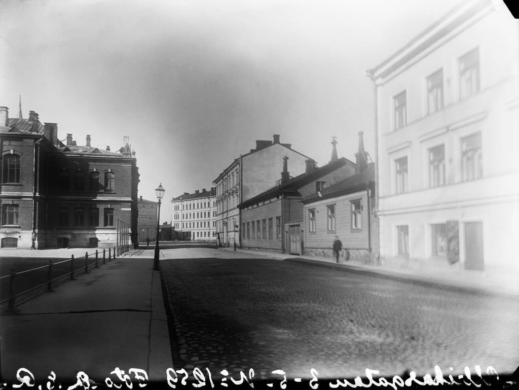 Näkymä Ulriikaporinkadulta (=Ullanlinnankatu) länteen kohti Korkeavuorenkatua