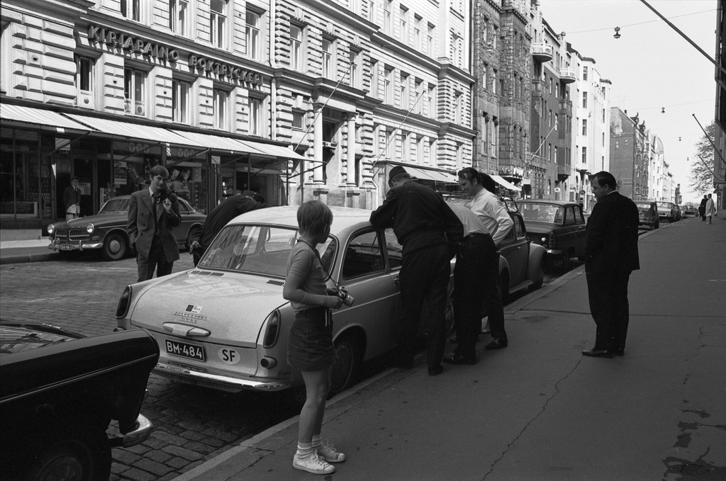 Liisankatu 18. Poliisit auttamassa ihmisiä auton oven avaamisessa Liisankatu 18:n edustalla
