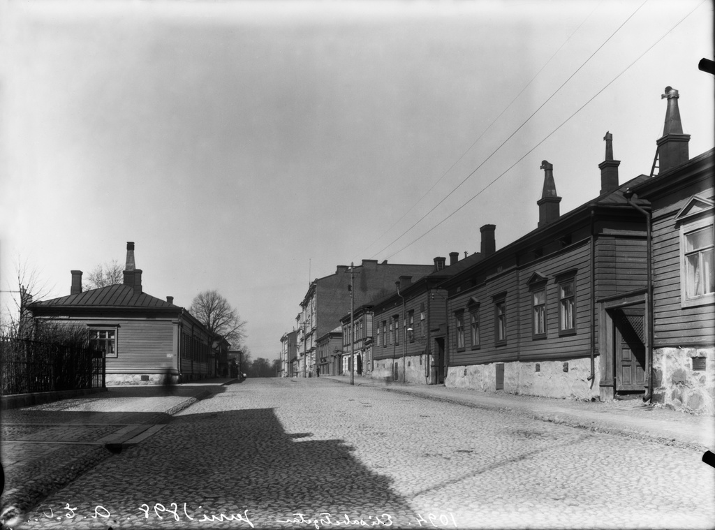 Näkymä Elisabetinkatua (=Liisankatu) pitkin länteen, oikealla n:ot 11, 13, 15, 17 ja vasemmalla 12.