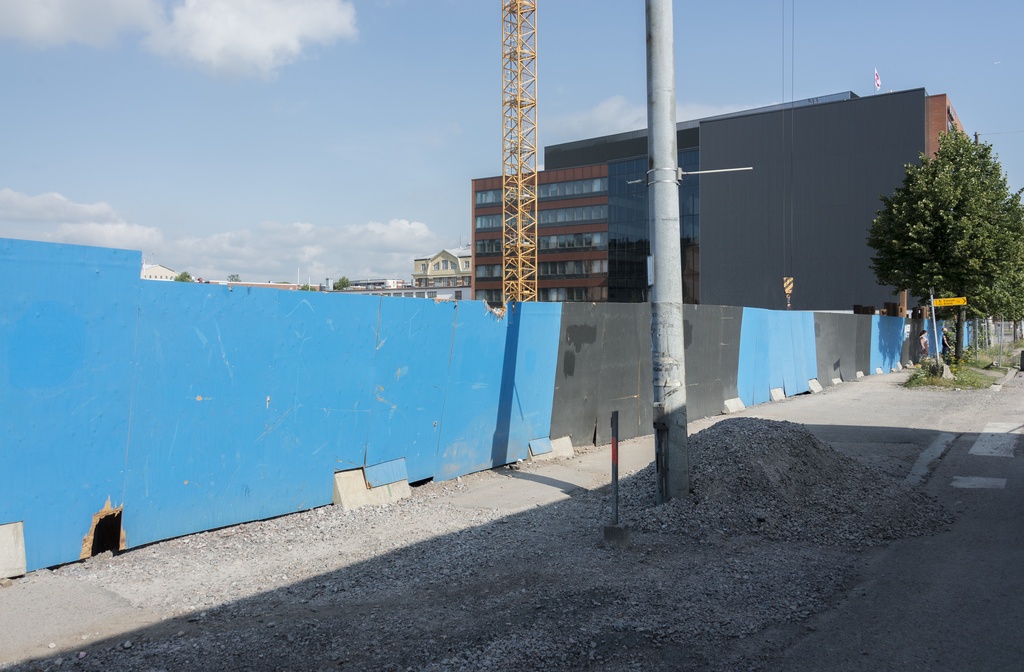 Kalasataman rakennustyömaa, työmaa-aita ja nosturi