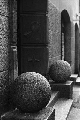 Meritullinkatu 7. Kaksi graniitista veistettyä kivipalloa Meritullinkatu 7:n sisäänkäynnin molemmin puolin.  duplicate photo