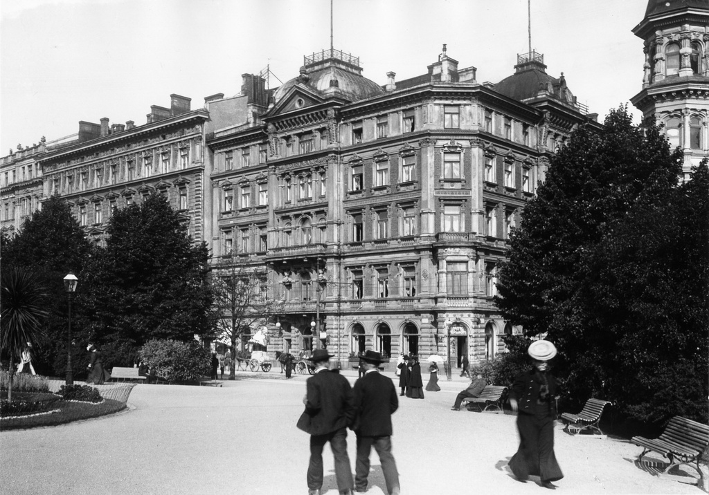 Jalankulkijoita Runebergin esplanadilla