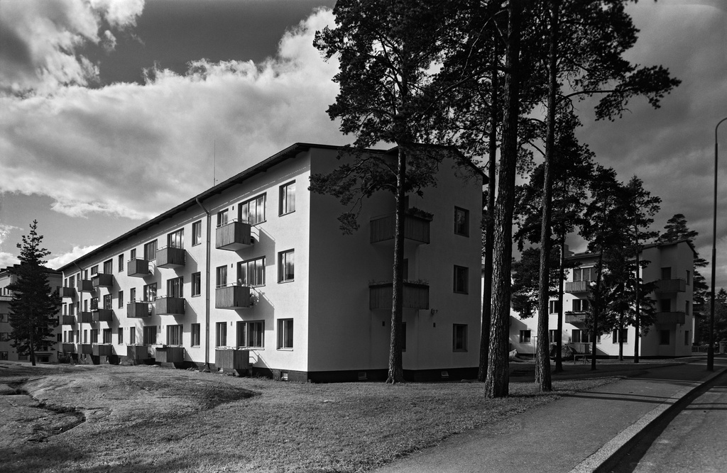 Kuvassa Sampsantie 2:n asuinkerrostalo Käpylässä, Olympiakylässä. Taustalla oikealla Väinölänkatu 11.